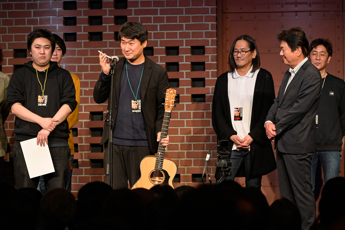 Grand Prize Chun Sang Hyeok with Moridaira Musical Instruments CEO Toshimasa Oka